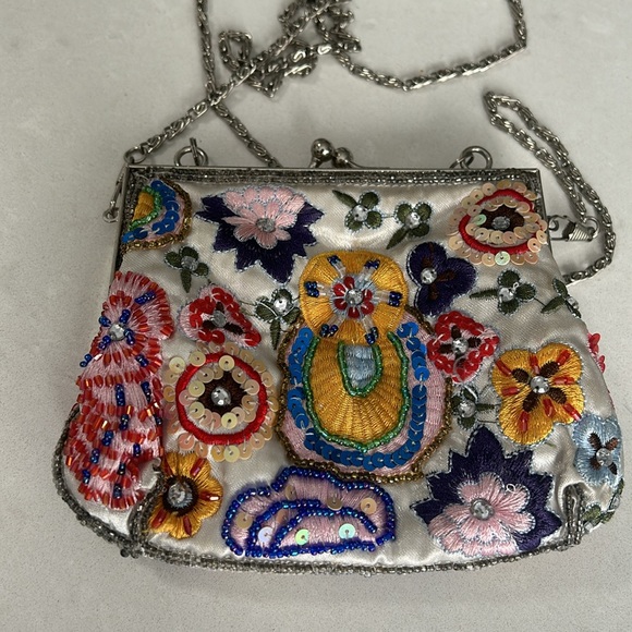 Passport beaded small bag with satin lining crossbody silver chain - Picture 5 of 14